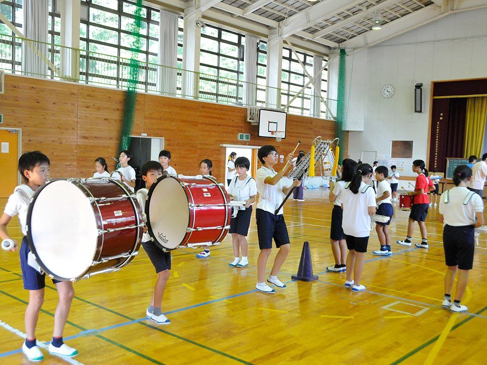 運動会に向け、熱の入った練習を続ける児童＝関市洞戸市場、洞戸小学校