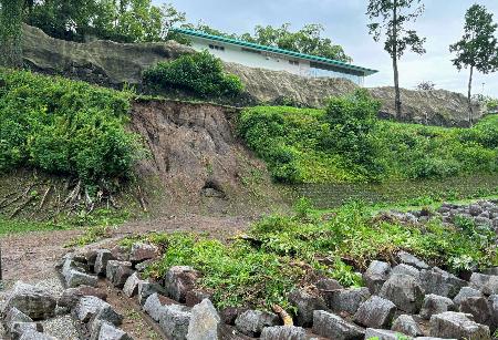 　大雨の影響で崩れた、熊本城の敷地内にあるのり面＝１２日、熊本市（熊本城総合事務所提供）