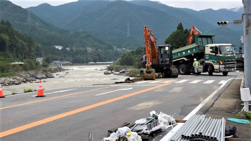 （８月撮影）護岸などが流出し応急復旧工事が行われた現場＝下呂市萩原町花池、国道４１号