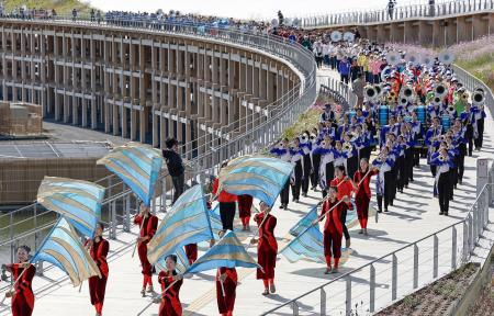 　大屋根リングで行進曲を響かせるマーチングバンドのイベント参加者。「世界最大のマーチングバンド」としてギネス世界記録に認定された＝１１日午前、大阪市此花区の夢洲