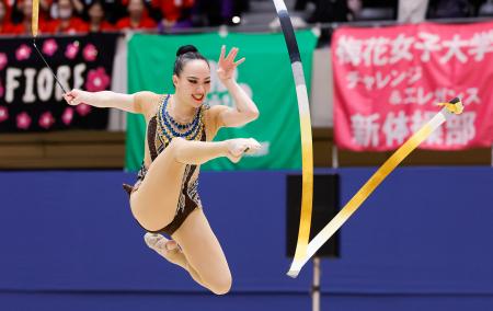 　女子個人総合　松坂玲奈のリボン＝高崎アリーナ