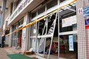 　爆発で割れた商業施設のガラス＝１３日午後１時５３分、新潟市