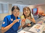 　フィギュアスケート女子の坂本花織（右）の食生活をサポートした味の素の高柴瑠衣さん＝２０２５年７月（同社提供）