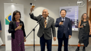 日本とブラジルの友好を誓ったオープニングセレモニー。鈴木誉里子総領事（左）が出席した。右から２人目が長屋充良会長