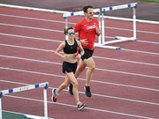 トラックを周回して調整するカナダの選手＝岐阜市長良福光、長良川競技場