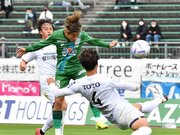 ＦＣ岐阜×北九州＝前半２１分、クロスを頭で合わせ、先制ゴールを決めるＦＣ岐阜のＦＷ藤岡＝長良川競技場