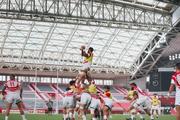 　屋根が閉まった試合会場で前日練習するラグビー日本代表＝ノエビアスタジアム神戸