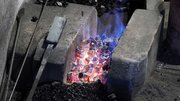 日本刀を鍛える炉と松炭＝関市南春日町、関鍛冶伝承館