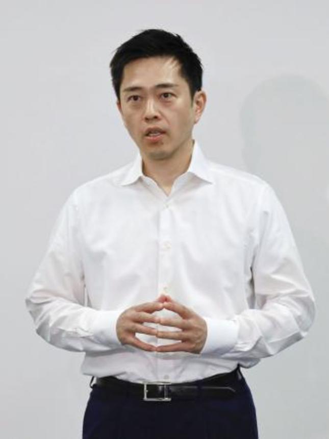 　取材に応じる日本維新の会の吉村代表＝１５日午後、大阪府庁