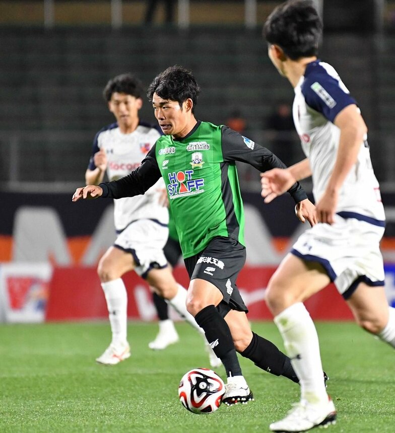 ＦＣ岐阜×大宮＝後半、相手陣内に攻め込むＦＣ岐阜のＦＷ粟飯原＝長良川競技場