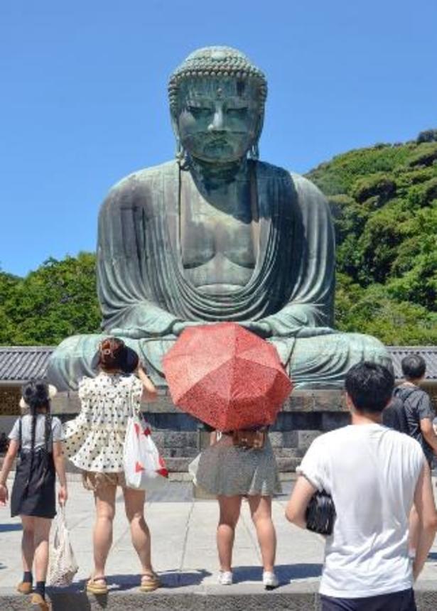 　観光客でにぎわう鎌倉大仏＝２０２３年、神奈川県鎌倉市