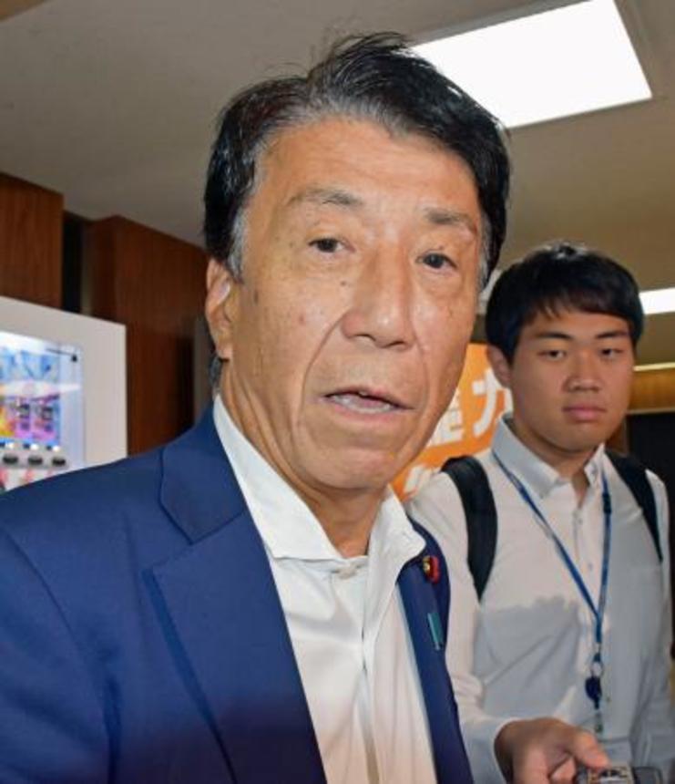 　記者団の取材に応じる自民党の斎藤健前経産相＝３日午前、東京・永田町の党本部
