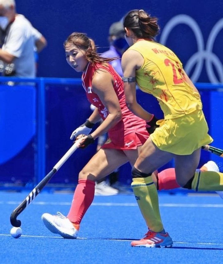 日本―中国　第２クオーター、競り合う真野由佳梨（左）＝大井ホッケー競技場