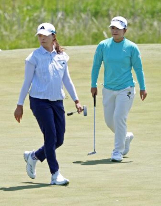 　第３ラウンド、同組でプレーする渋野日向子（左）と西郷真央＝エリンヒルズ（共同）