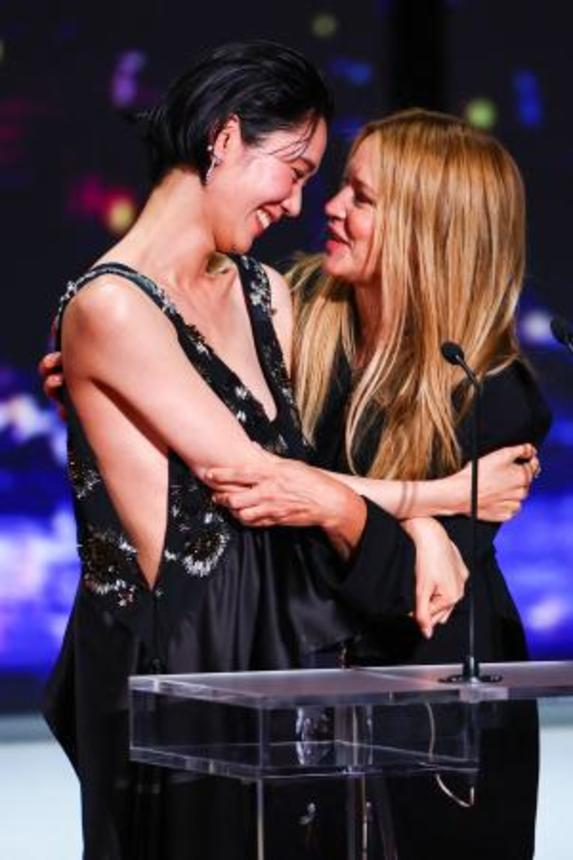 　第７９回カンヌ国際映画祭の授賞式で、抱き合って喜ぶ岡本多緒さん（左）とビルジニー・エフィラさん＝２３日、フランス・カンヌ（ロイター＝共同）