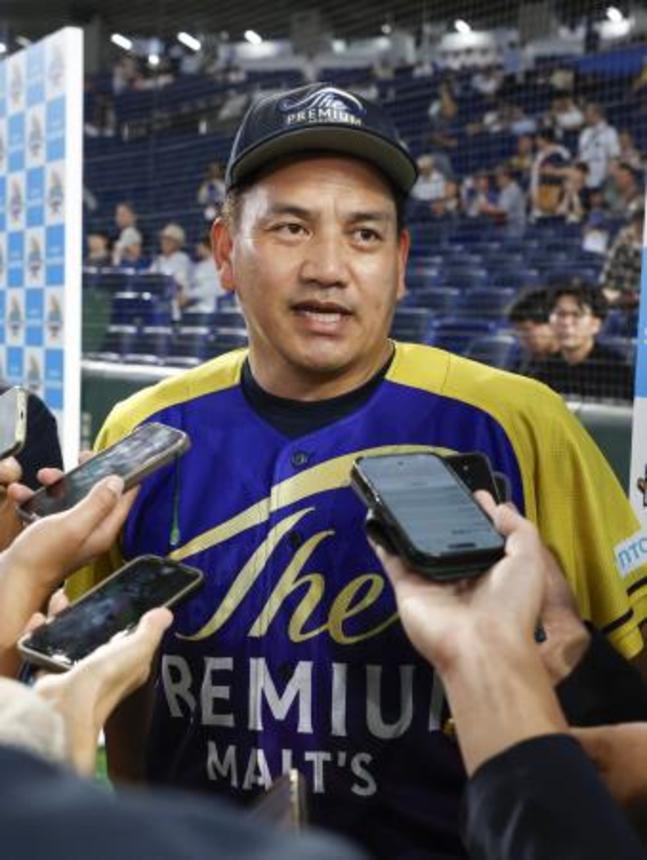 　プロ野球ＯＢが対戦する「サントリードリームマッチ２０２６」の試合前、取材に応じる野球日本代表の井口資仁新監督＝２７日、東京ドーム