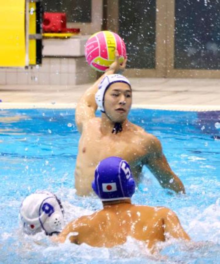 　シュート練習をする水球男子日本代表の稲場悠介主将＝東京都内
