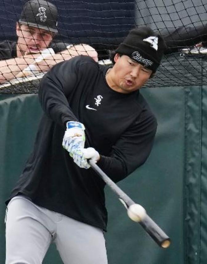 　打撃練習するホワイトソックス・村上＝クリーブランド（共同）