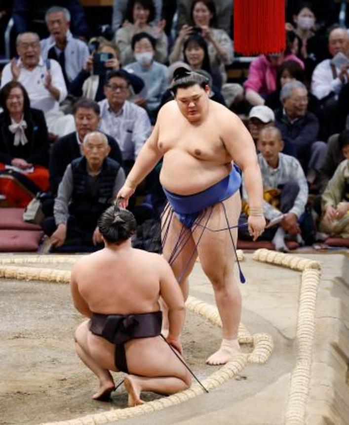 　霧島（手前）をはたき込みで下した大の里＝福岡国際センター