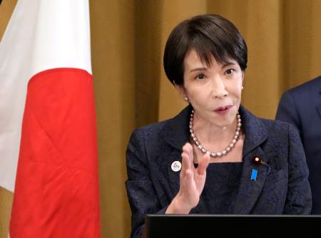 　記者団の取材に応じる高市首相＝４日、キャンベラ（共同）