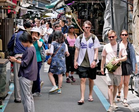 　訪日外国人らでにぎわう東京・築地。４月の訪日外国人客は推計３９０万８９００人で、過去最多を更新した＝２１日午後