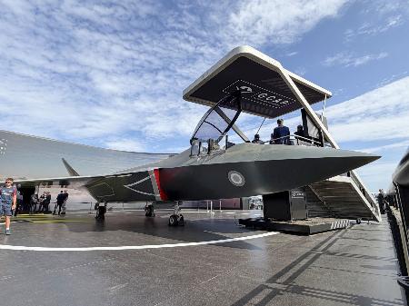 　ファンボロー国際航空ショーで展示された日英伊による次期戦闘機の模型＝２０日、英南部ファンボロー（共同）