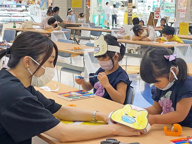 「ノラネコぐんだん」のお面づくりを楽しむ親子ら＝岐阜市正木中、マーサ２１