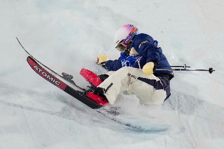 　女子ビッグエア予選　転倒する古賀結那＝リビーニョ（共同）