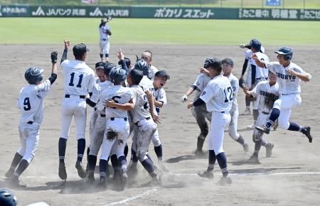 　史上初の４連覇を果たし、喜ぶ中京ナイン＝明石トーカロ