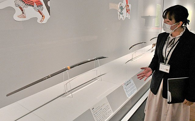 戦国時代に美濃で打たれ、合戦で活躍したさまざまな種類の刀剣が並ぶ会場＝不破郡関ケ原町関ケ原、岐阜関ケ原古戦場記念館