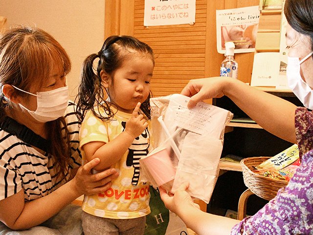 集めた木の実とおもちゃを交換する子ども＝高山市西之一色町、飛騨高山・森のエコハウス