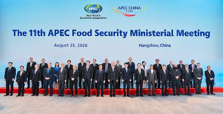 　記念写真に納まるＡＰＥＣの食料安全保障担当相会合の出席者ら＝２５日、中国浙江省杭州市（ＡＰＥＣのＨＰから、共同）
