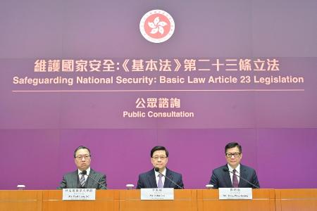 　昨年１月、記者会見する香港政府トップの李家超行政長官（中央）ら＝香港（香港政府提供・共同）