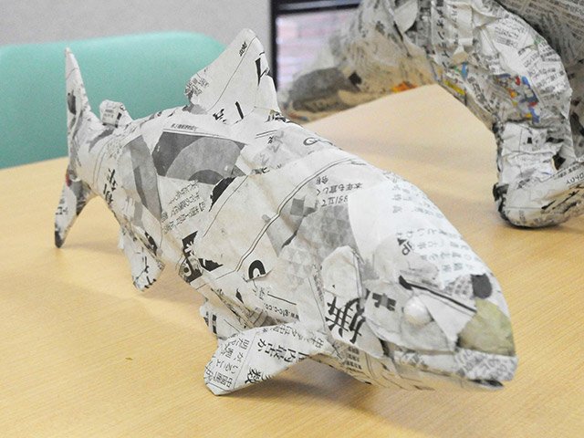 完成した鮎の新聞工作＝岐阜新聞社本社