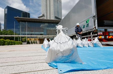 　首相官邸に運び込まれた福島第１原発事故に伴う除染土＝１９日午前