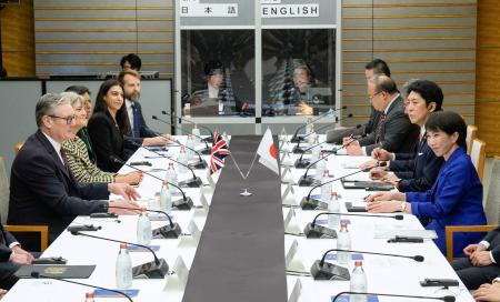 　会談する高市首相（右端）とスターマー英首相（左端）＝３１日夜、首相官邸