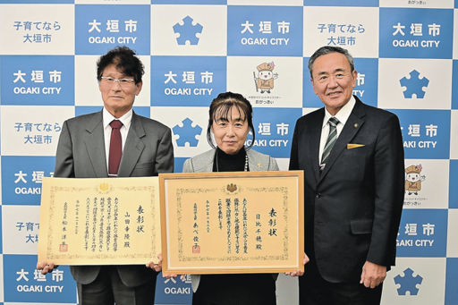 スポーツ推進委員功労者表彰を受けた山田幸隆さん（左）と生涯スポーツ功労者・優良団体表彰の日比千穂さん（中央）＝大垣市役所