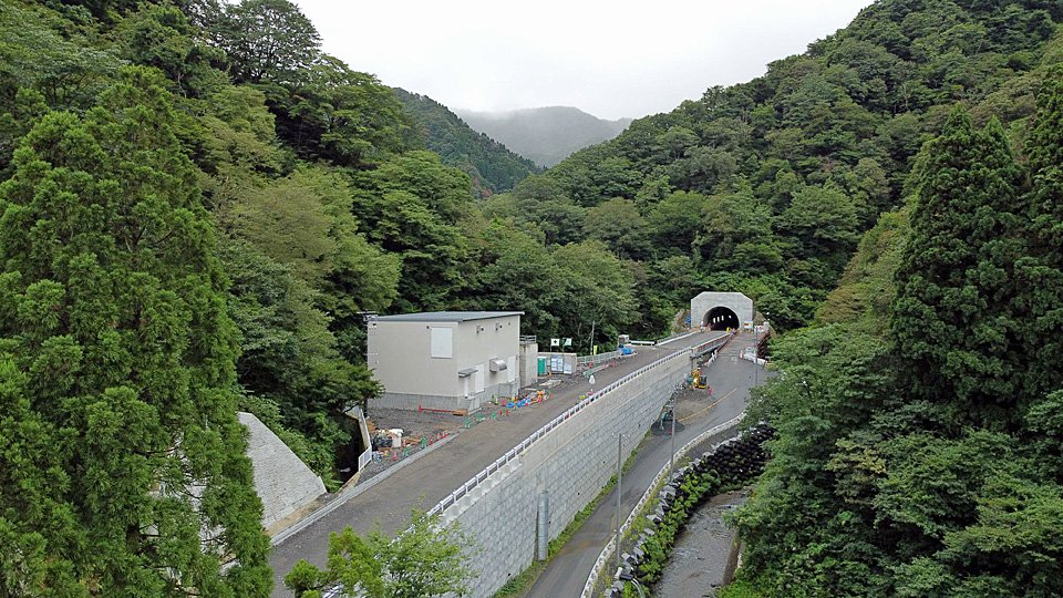 整備が進む冠山峠道路。手前が福井県方面、奥が岐阜県方面＝今年８月、福井県池田町（福井河川国道事務所提供）