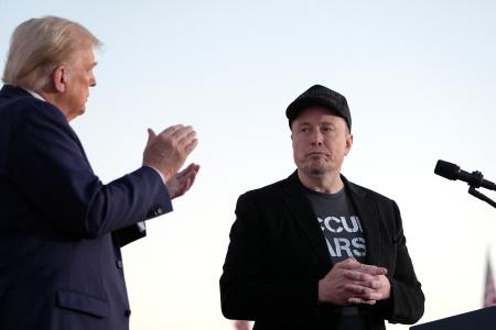　昨年１０月、米ペンシルベニア州バトラーで、大統領選の集会に参加したトランプ氏（左）とマスク氏（ＡＰ＝共同）