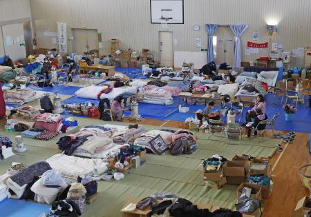 　能登半島地震で避難所となった、石川県珠洲市の中学校の体育館＝２０２４年１月