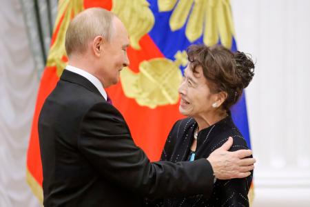 　ロシアのプーチン大統領（左）から「プーシキン・メダル」を贈られた俳優の栗原小巻さん＝４日、モスクワ（タス＝共同）