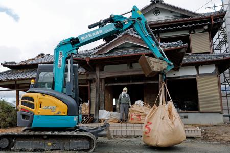 　熊本県氷川町で始まった壊れた家屋の公費解体＝２７日午前