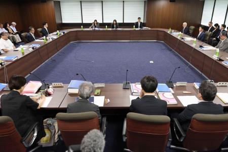 　最低賃金の２０２６年度改定目安額を決める審議会の小委員会＝２７日午前、厚労省