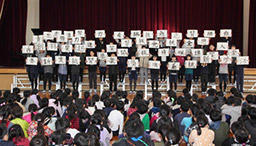 今年の決意の漢字を発表する６年生＝山県市東深瀬、富岡小学校