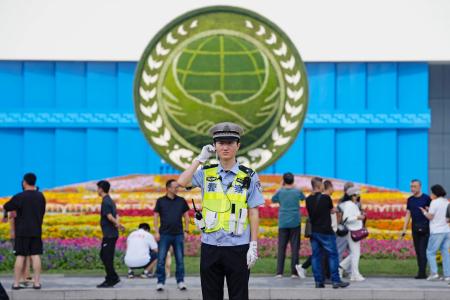 　上海協力機構首脳会議が開かれる会場付近を警戒する警察官＝３１日、中国天津市（共同）