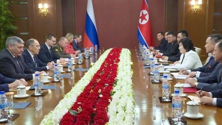 　北朝鮮・元山で会談するロシアのラブロフ外相（左から２人目）と崔善姫外相（右から３人目）＝１２日（タス＝共同）