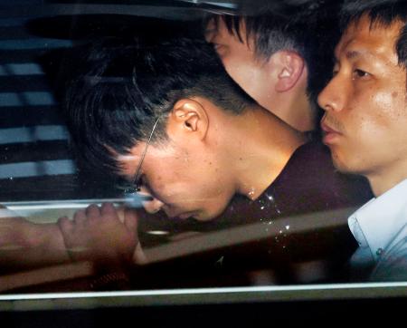 　警視庁新宿署に入る梨本俊弘容疑者（左）＝１０日午後４時２５分