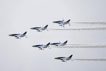 　大阪・関西万博の開幕前、会場の上空を予行飛行するブルーインパルス＝４月