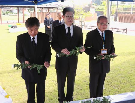 　西日本豪雨から７年となり、愛媛県西予市で開かれた追悼行事で献花する市関係者ら＝７日午前