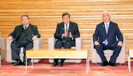 　閣議に臨む（左から）村上総務相、石破首相、中谷防衛相＝２５日午前、首相官邸